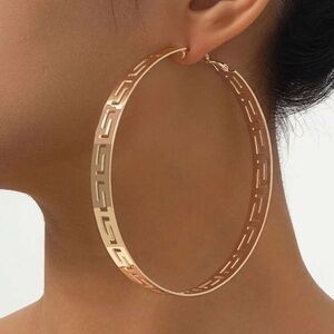 🔥🔥🆕Elegant Gold Hoop Earrings with geometric Design